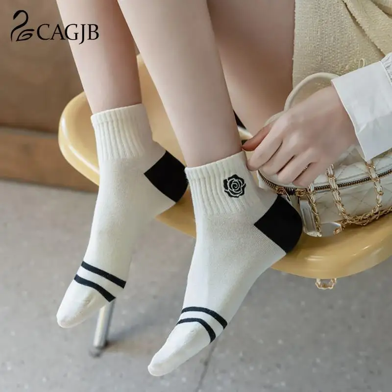 1 пара весенне-летних хлопчатобумажных носков до щиколотки, Дышащие черные милые носки с вышивкой, женские белые носки в элегантном стиле.