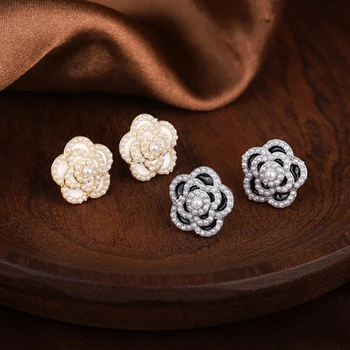 Серьги-гвоздики из стерлингового серебра S925 с камелией и жемчугом, украшенные стильными украшениями из жемчуга черного и белого цветов