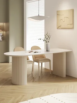 Современный минималистичный обеденный стол в стиле рок кремовый французский светлый роскошный бытовой гарнитур небольшого размера с овальным обеденным столом и стулом в сочетании